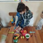 Децата се радват на играчки дарени от солна стая СОЛТ МИ